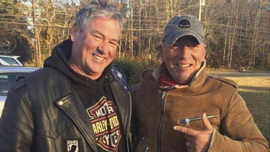 Bruce Springsteen, auxiliado en la carretera por dos veteranos de guerra