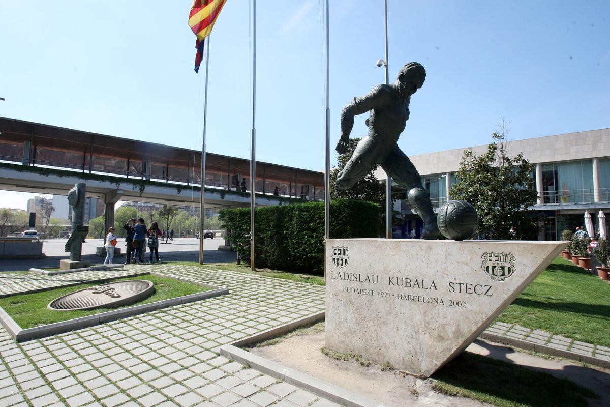 La estatua de Ladislao Kubala que dentro de un tiempo regresará al Camp Nou