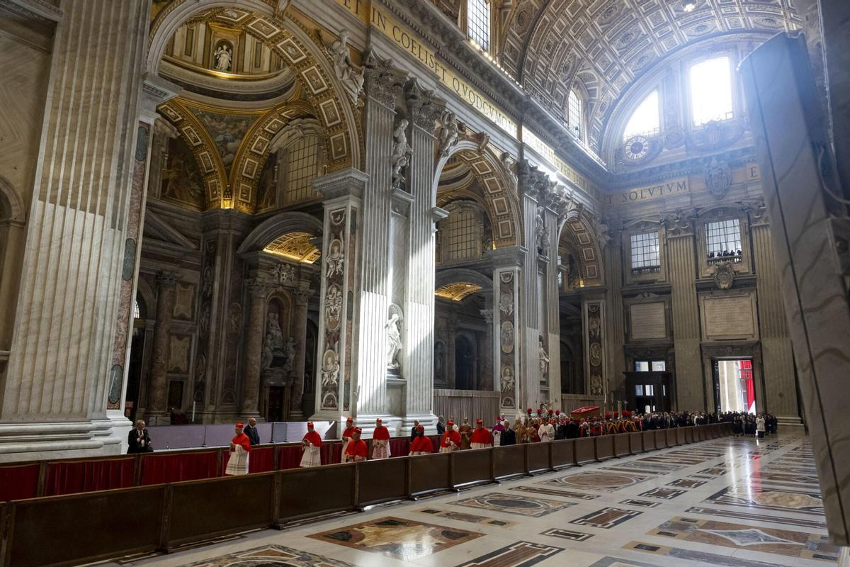 El trasllat del fèretre del papa Francesc a la basílica de Sant Pere, en imatges