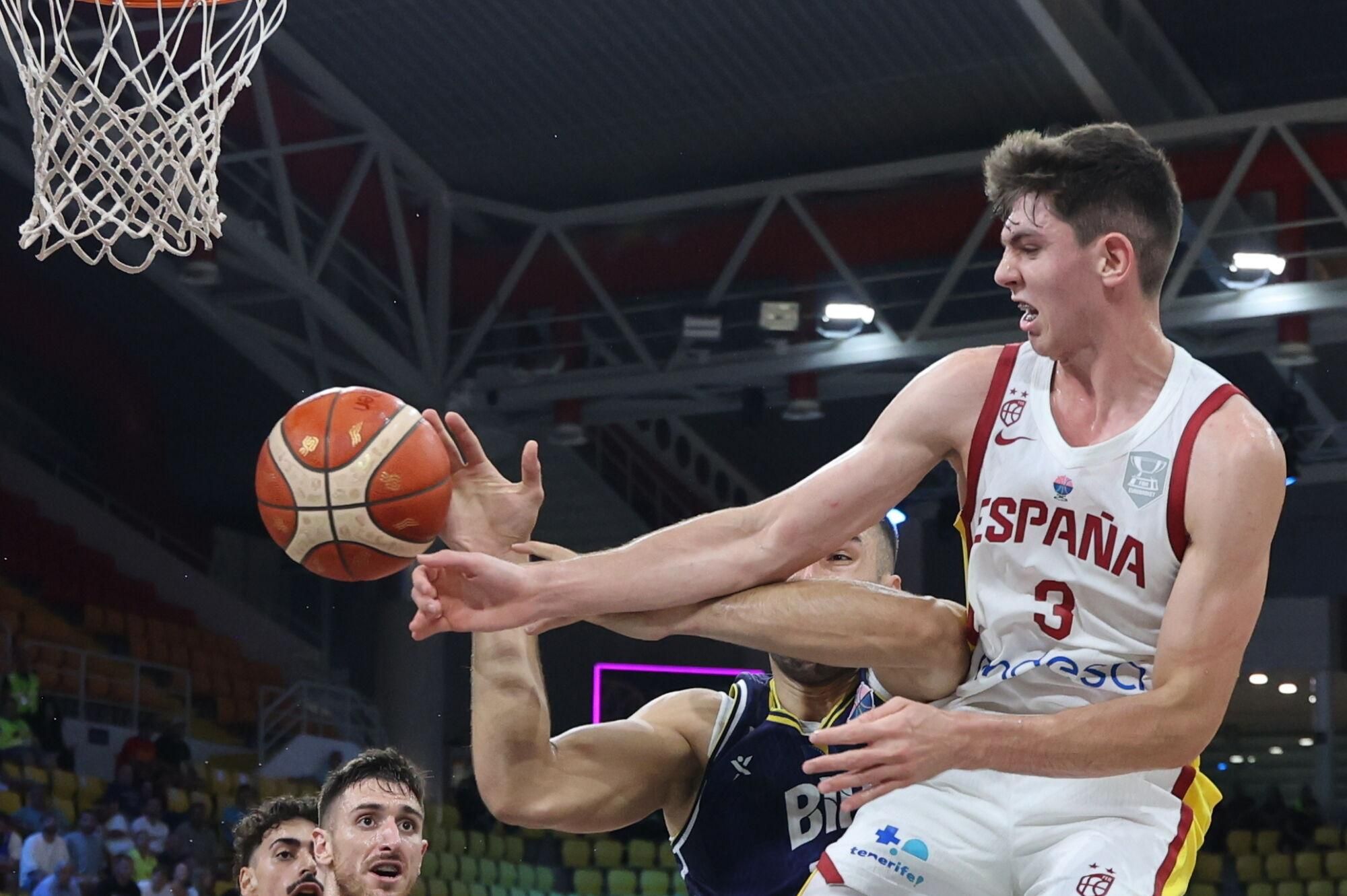 LIMASSOL (Cyprus), 30/08/2025.- Spain's Sergio de Larrea (R) in action against Bosnia and Herzegovina's Kenan Kamenjas during the FIBA EuroBasket 2025 group phase basketball match between Spain and Bosnia and Herzegovina, in Limassol, Cyprus, 30 August 2025. (Baloncesto, Bosnia-Herzegovina, Chipre, España) EFE/EPA/GEORGI LICOVSKI