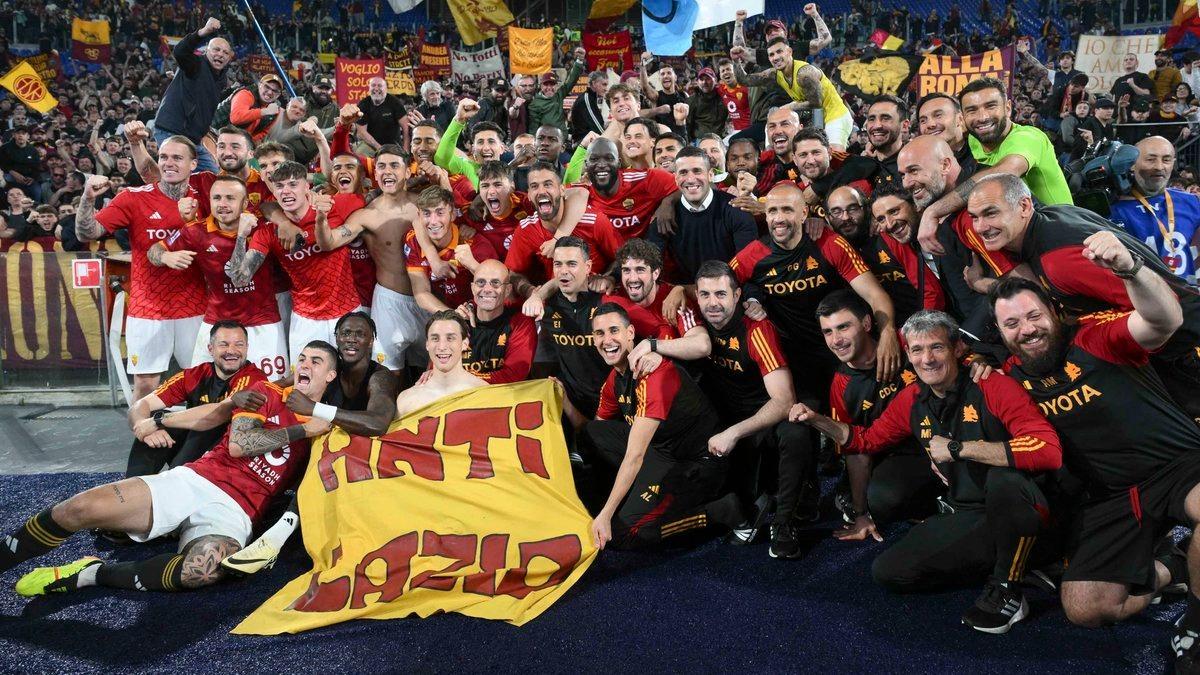 El equipo romano celebrando la victoria en el &quot;Derby della capitale&quot;