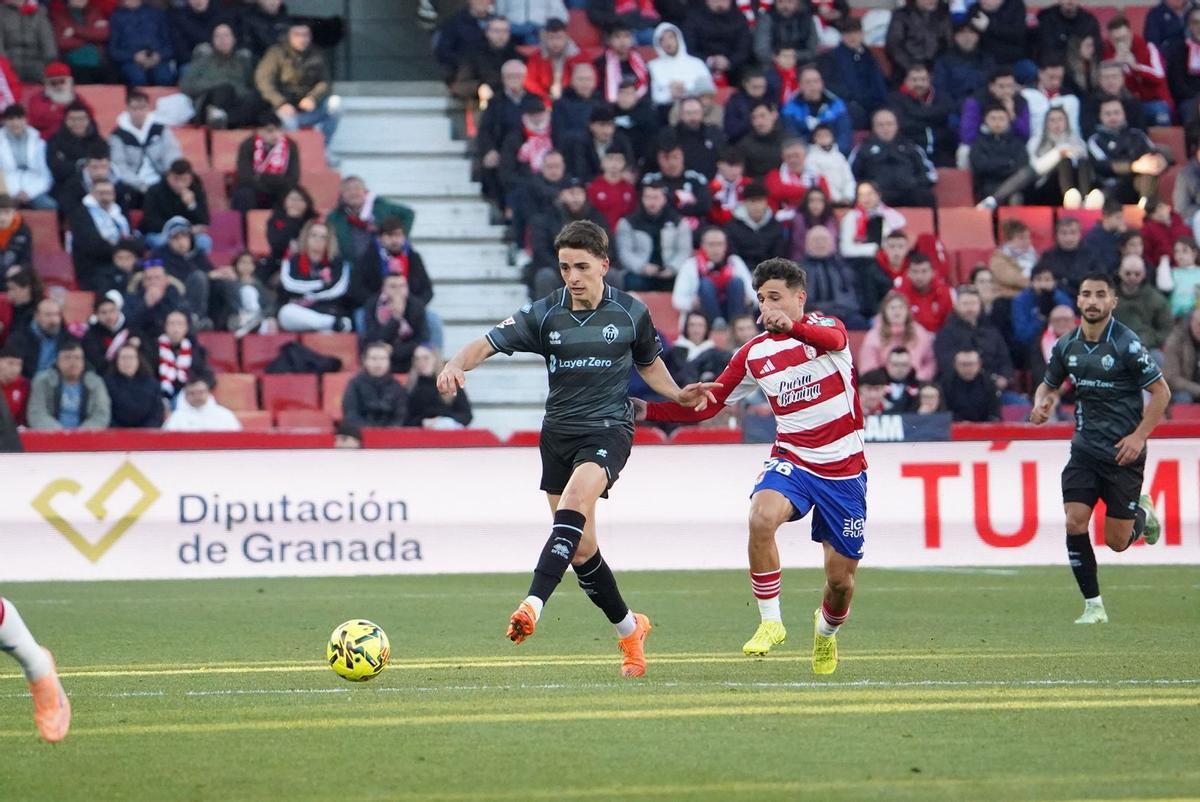 Álex Calatrava avanza con la pelota en el Granada-Castellón.
