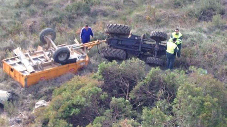 Un hombre de 78 años fallece al quedar atrapado bajo el tractor que conducía