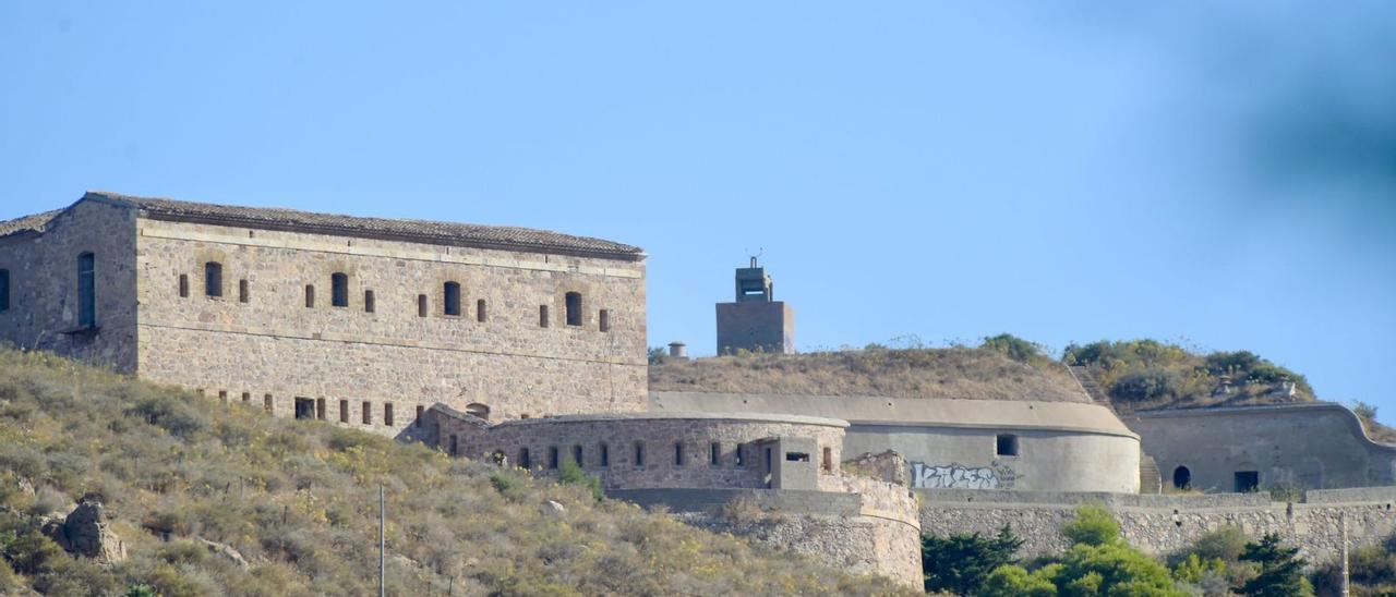 La batería militar abandonada de Fajardo podría acoger el segundo hotel que se franquicie a Paradores Nacionales | IVÁN URQUÍZAR