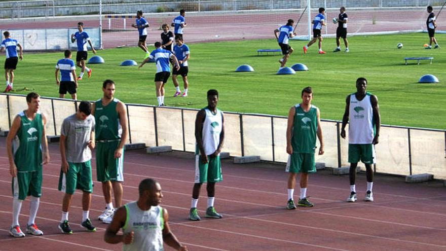 Soluade, justo en el centro de la foto, solo, antes de una carrera en el estadio de atletismo.