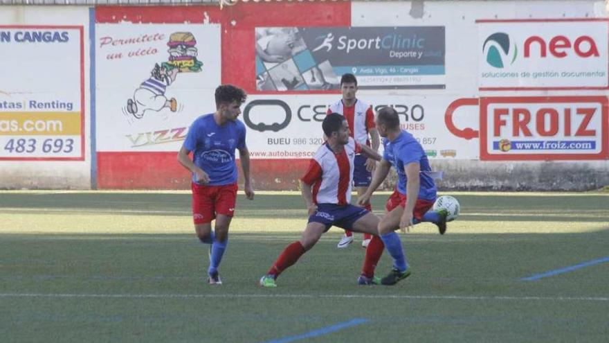 Xosé en una acción del partido entre el Alondras y el Castro. // Santos Álvarez