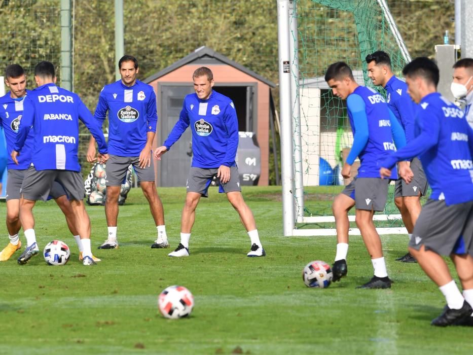 Fernando Vázquez pudo contar con toda su plantilla excepto Rui Costa y el fabrilista Sanmartín. Ambos se entrenaron con el readaptador, Fran Molano, entre el gimnasio y el césped.