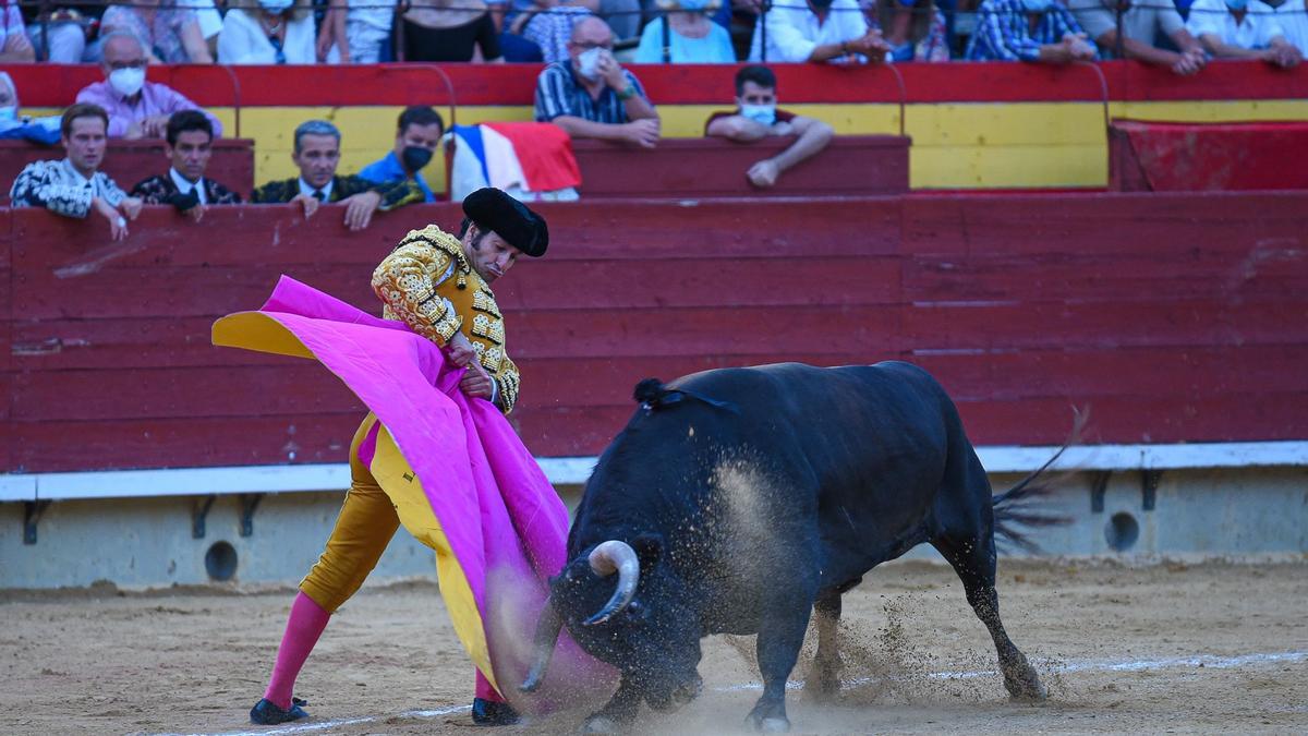 Morante sopla una buena media al ejemplar de Alcurrucén, que después tampoco sirvió.