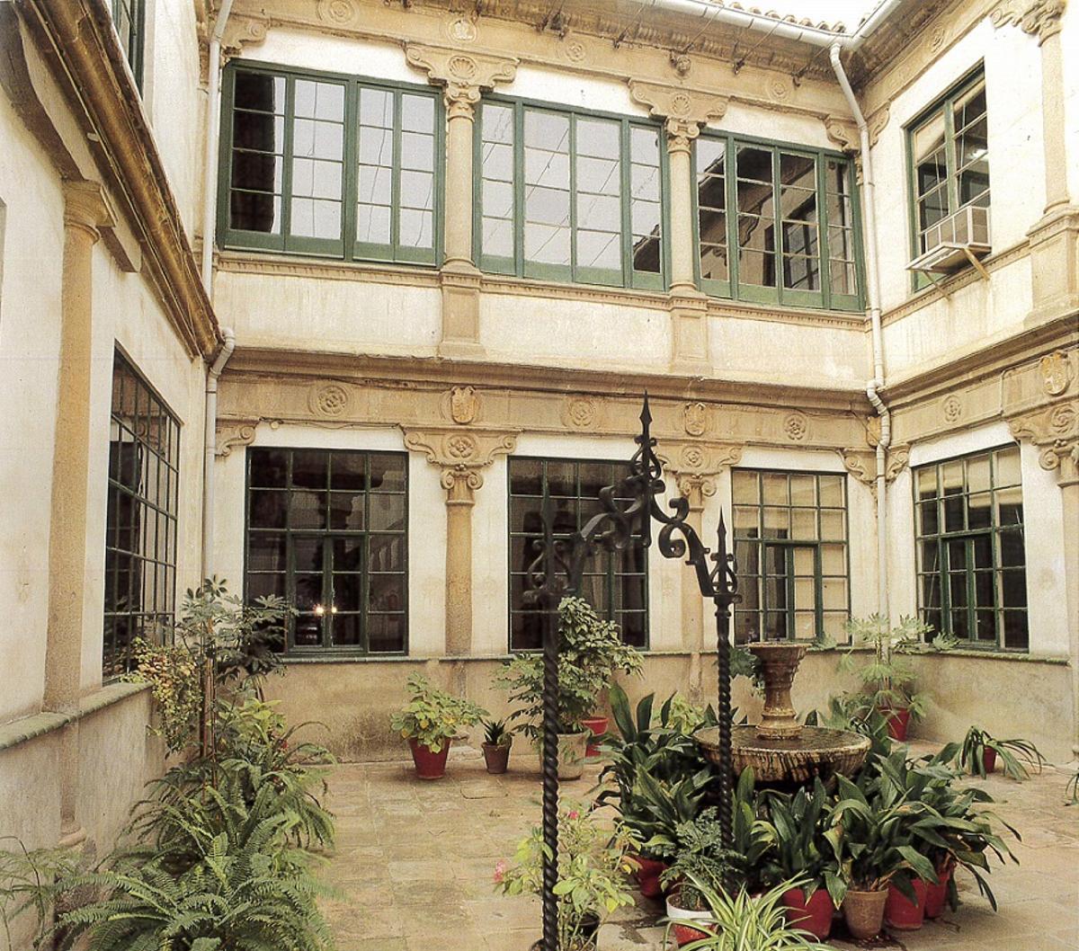 Patio. De estilo renacentista, es obra de Alonso de Covarrubias, realizado hacia la tercera década del S. XVI. Tiene forma cuadrada, es arquitrabado, con vanos abiertos simétricamente que quedan divididos por columnas de fuste liso, capiteles estriados con volutas y zapatas de piedra.