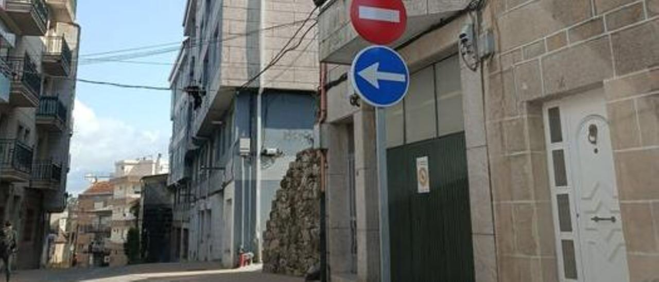 La polémica señal de prohibición en la calle Picota, en Redondela.