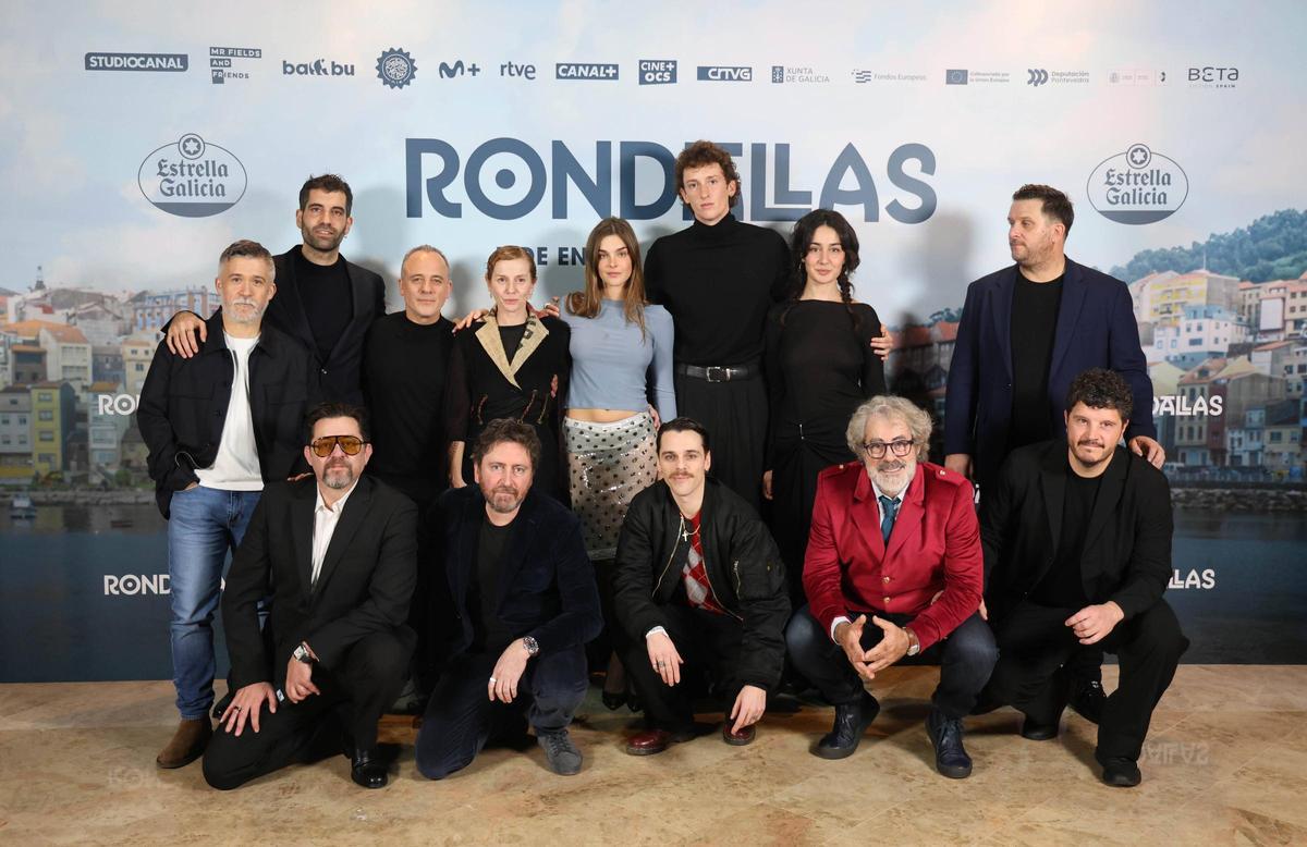 La actriz de Bueu Andrea Reiriz (segunda por la derecha y de pie) con el resto del equipo de «Rondallas» en la fiesta de preestreno en Vigo.