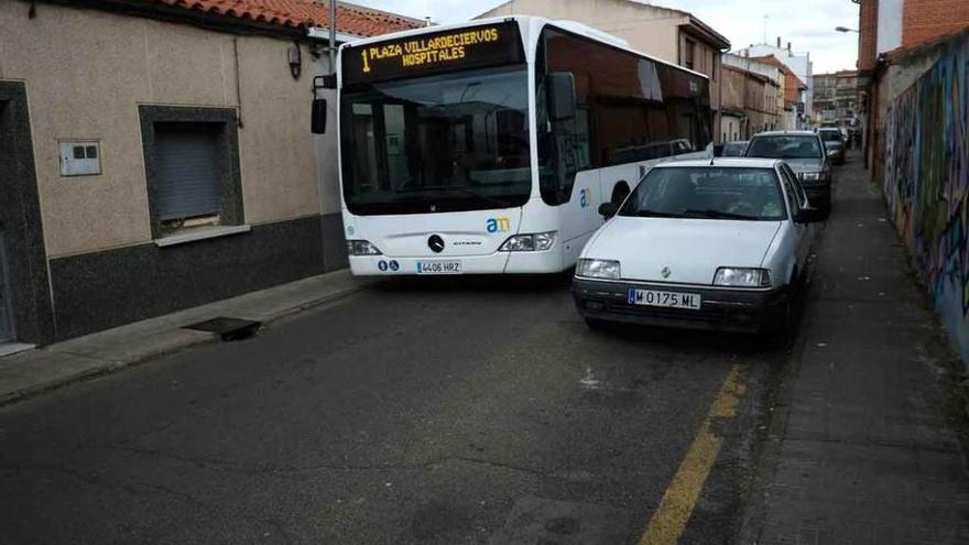 Calle Primero de Mayo, que será reparada tras reiteradas peticiones por parte de los vecinos.