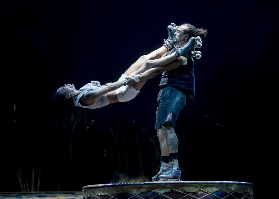 La española Denis García y el italiano Massimo Medini, pareja artística y sentimental, protagonizan un número de patinaje acrobático en 'Totem'