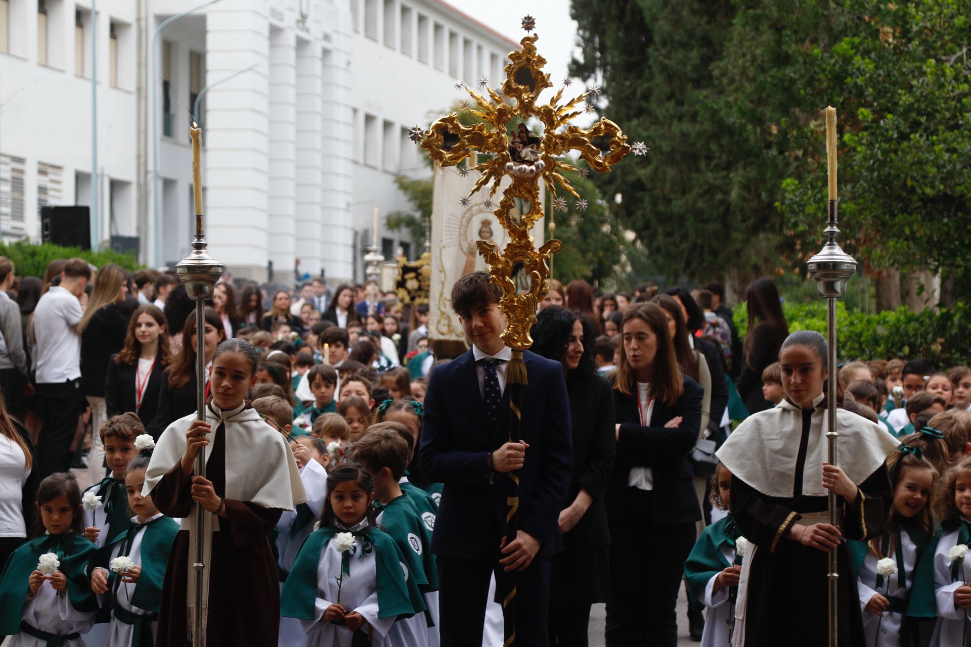 Alumnos del colegio Virgen del Carmen durante su procesión