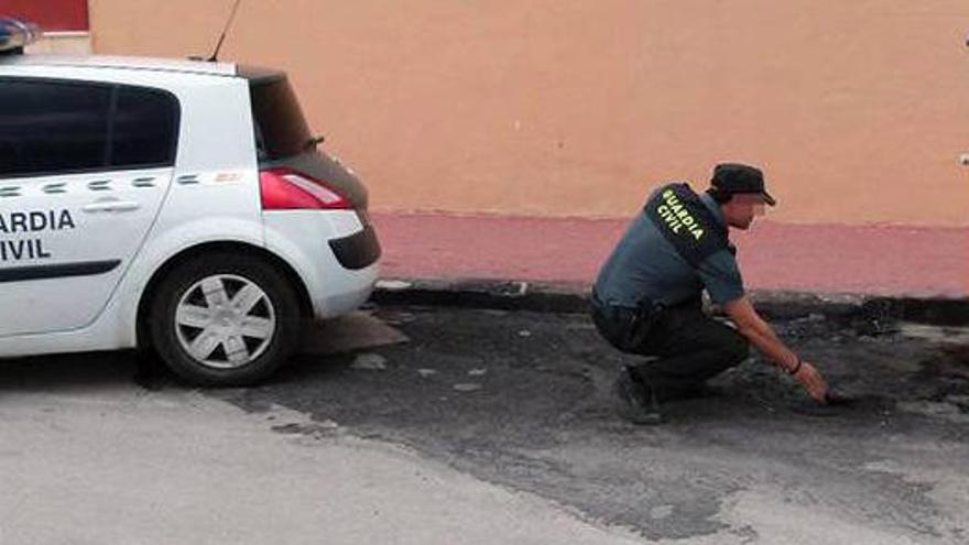 Un agente mira uno de los destrozos causados presuntamente por los dos detenidos.