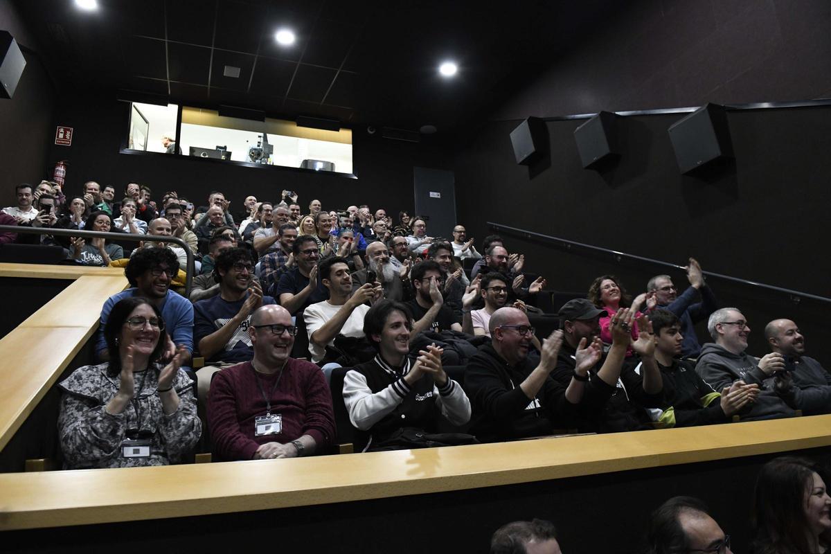 La sala B recibía, repleta, al cineasta estadounidense.