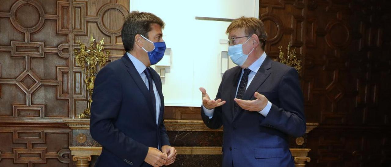 El presidente de la Diputación de Alicante, Carlos Mazón, reunido con el jefe del Consell, Ximo Puig, en el Palau de la Generalitat.