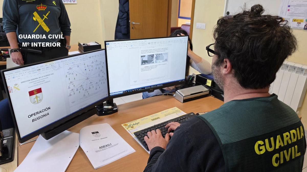 Efectivos de la Guardia Civil durante la investigación.