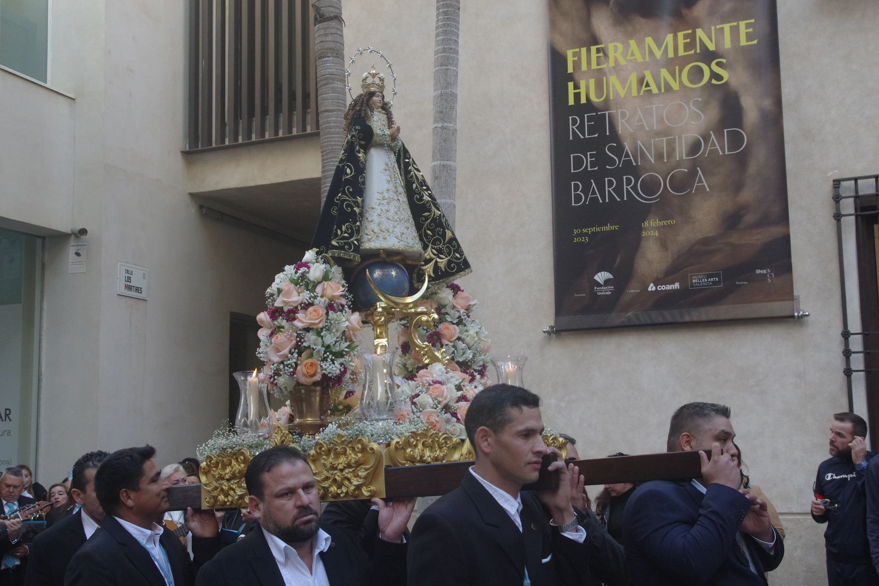 La comunidad paraguaya de Málaga procesiona a su Virgen de Caacupé por los Mártires