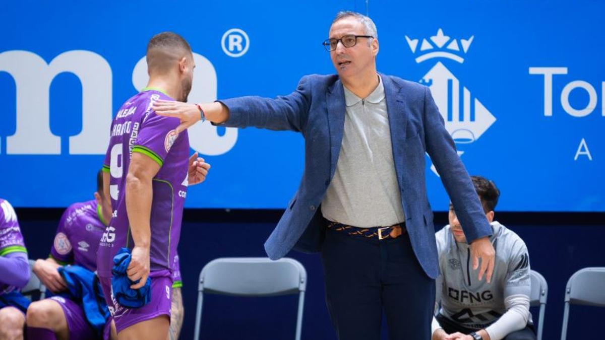 Vadillo anima a Charuto durante el partido en Torrejón de Ardoz.