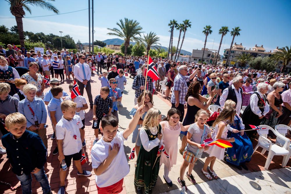 L'Alfàs se tiñe de rojo y azul para conmemorar la fiesta nacional de Noruega