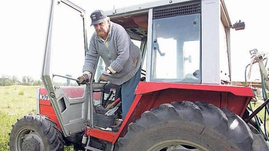 El candidato José Mujica, ayer, trabaja sus tierras con un tractor.  // Efe