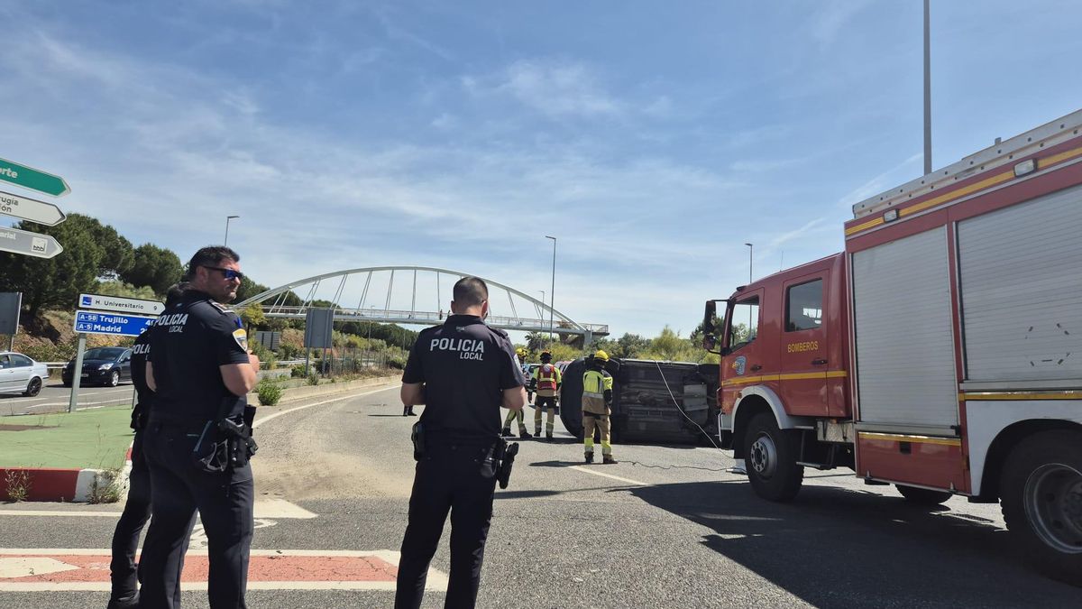 Los bomberos trabajan para retirar el vehículo.
