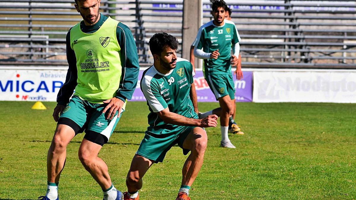 Jacobo Trigo y Chevi, del Coruxo, durante el entrenamiento de ayer en el campo de O Vao. |  // R.R.