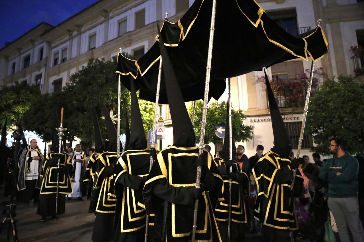 El Vía Crucis pone recogimiento a la noche cordobesa