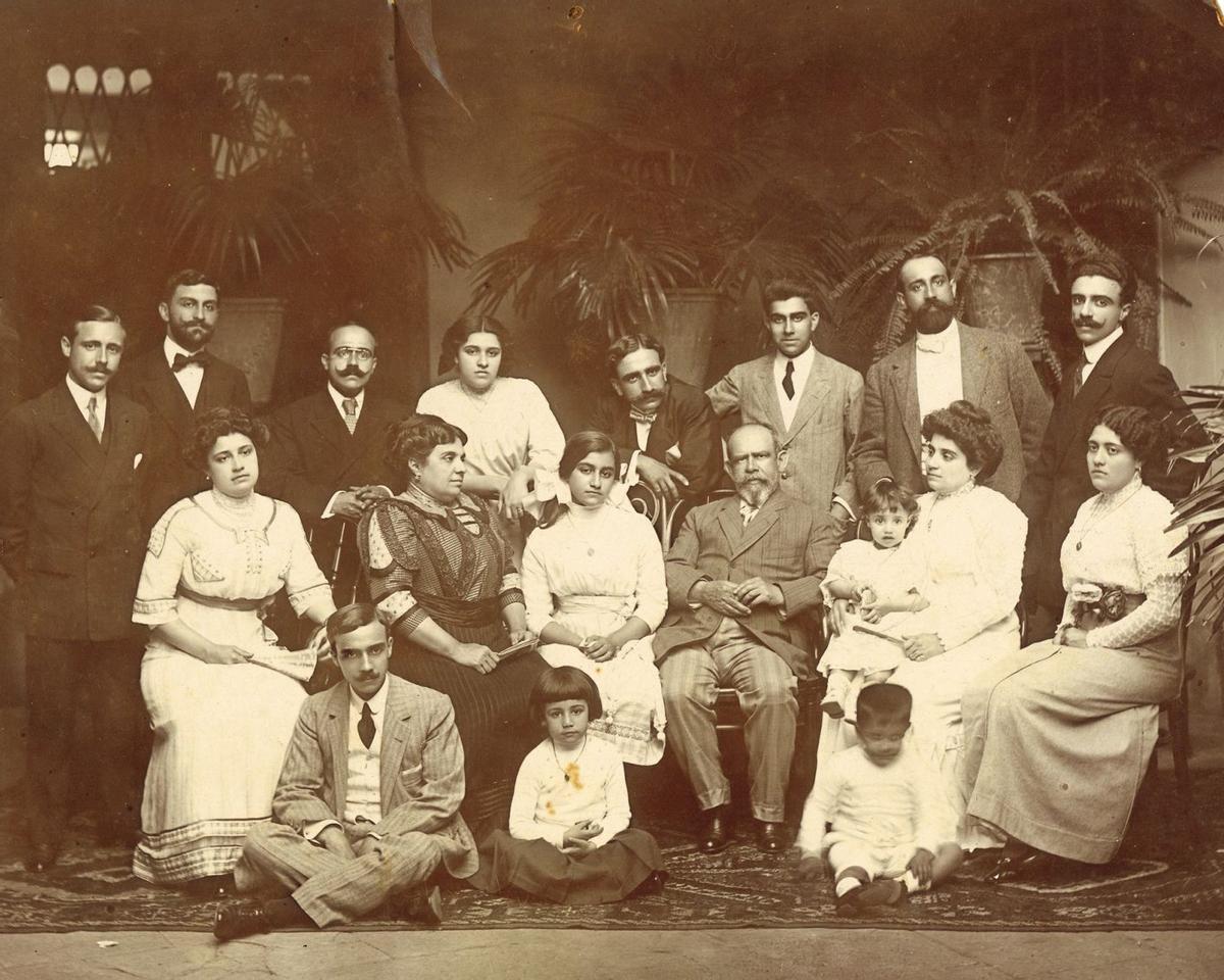 Los hermanos Gómez Bosch junto a sus padres, Cástor Gómez Navarro y Ana Bosch i Sintes.