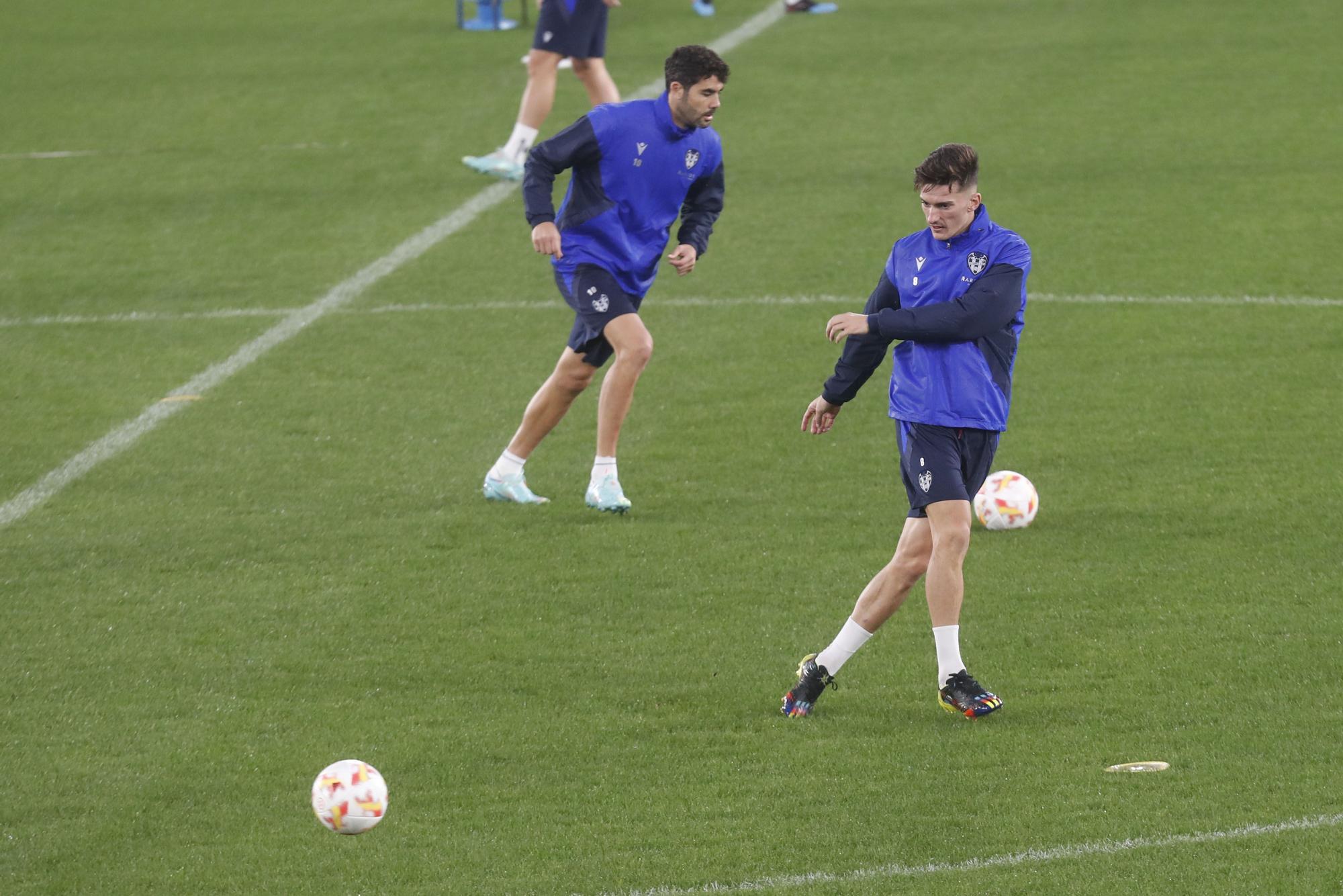 El Levante UD entrena en el Ciutat antes de viajar a Olot