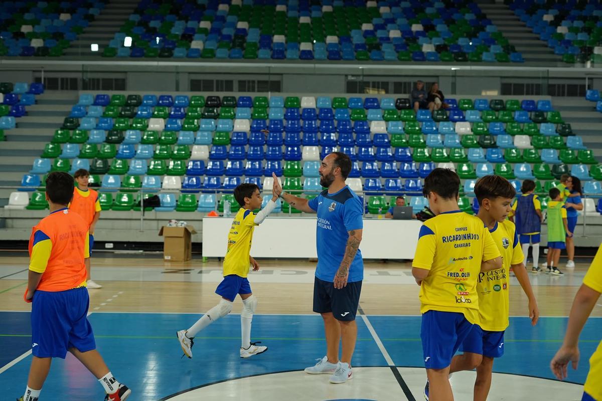 Ricardinho, con los jóvenes del Campus Ricardinho10 en Tenerife.