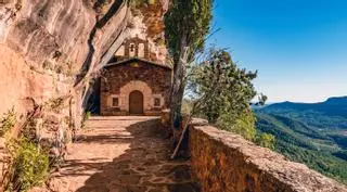El pueblo rojo de Tarragona con una ermita sobre una cueva