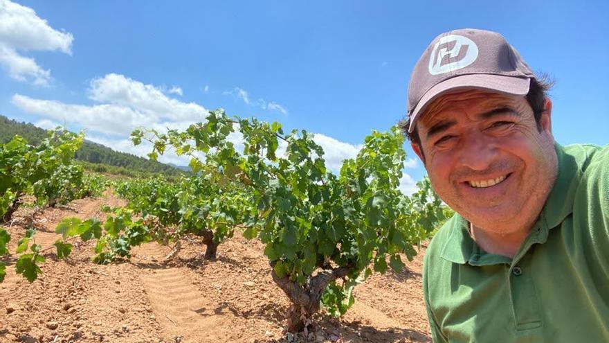 Un selfi de Pepe Mendoza frente a sus vides.