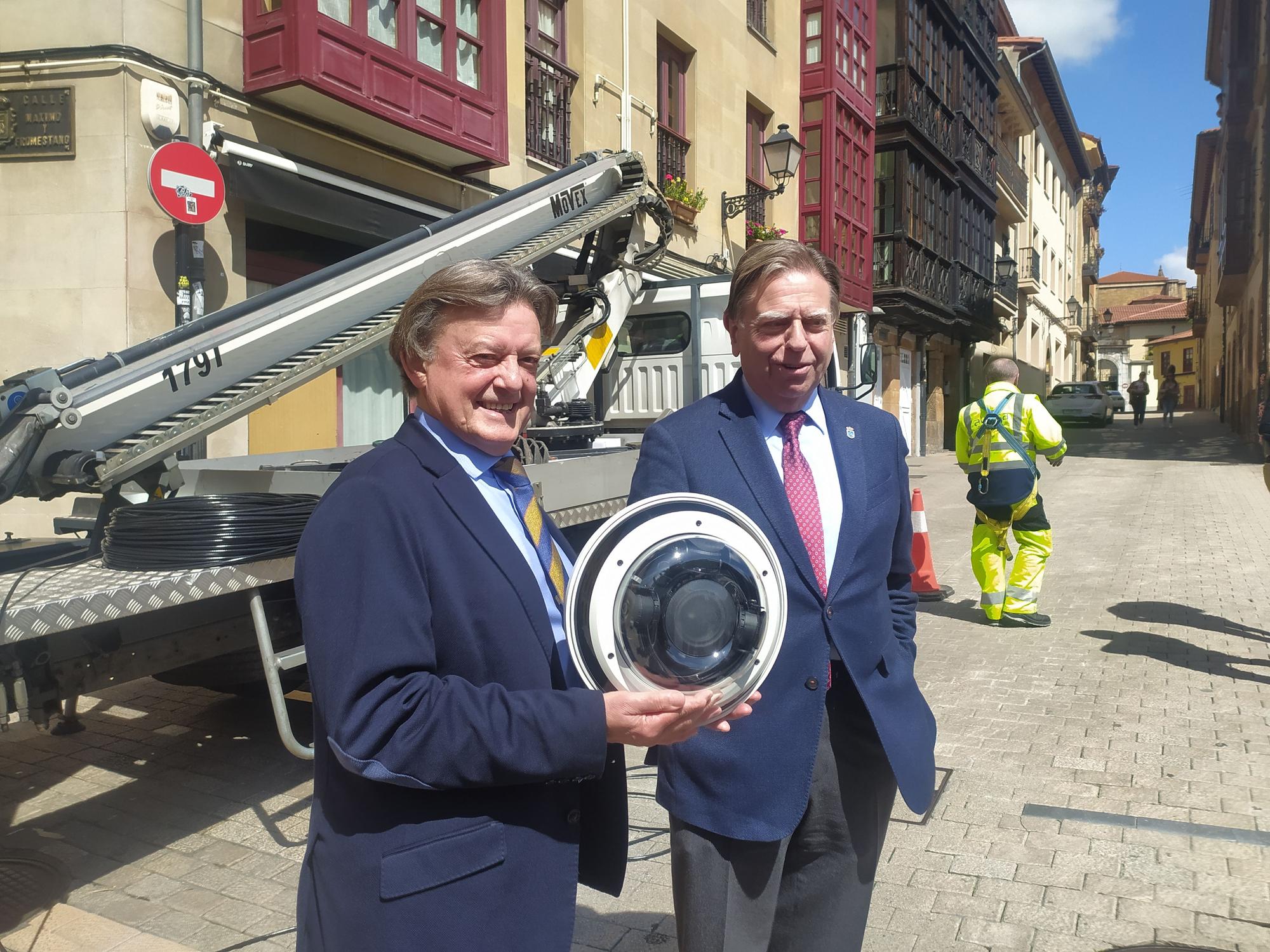 José Ramón Prado y Alfredo Canteli, con la cámara instalada en la plaza del Paraguas.