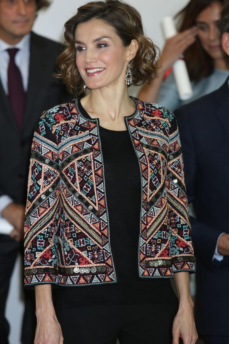 Letizia Ortiz con pendientes largos y chaqueta de Zara