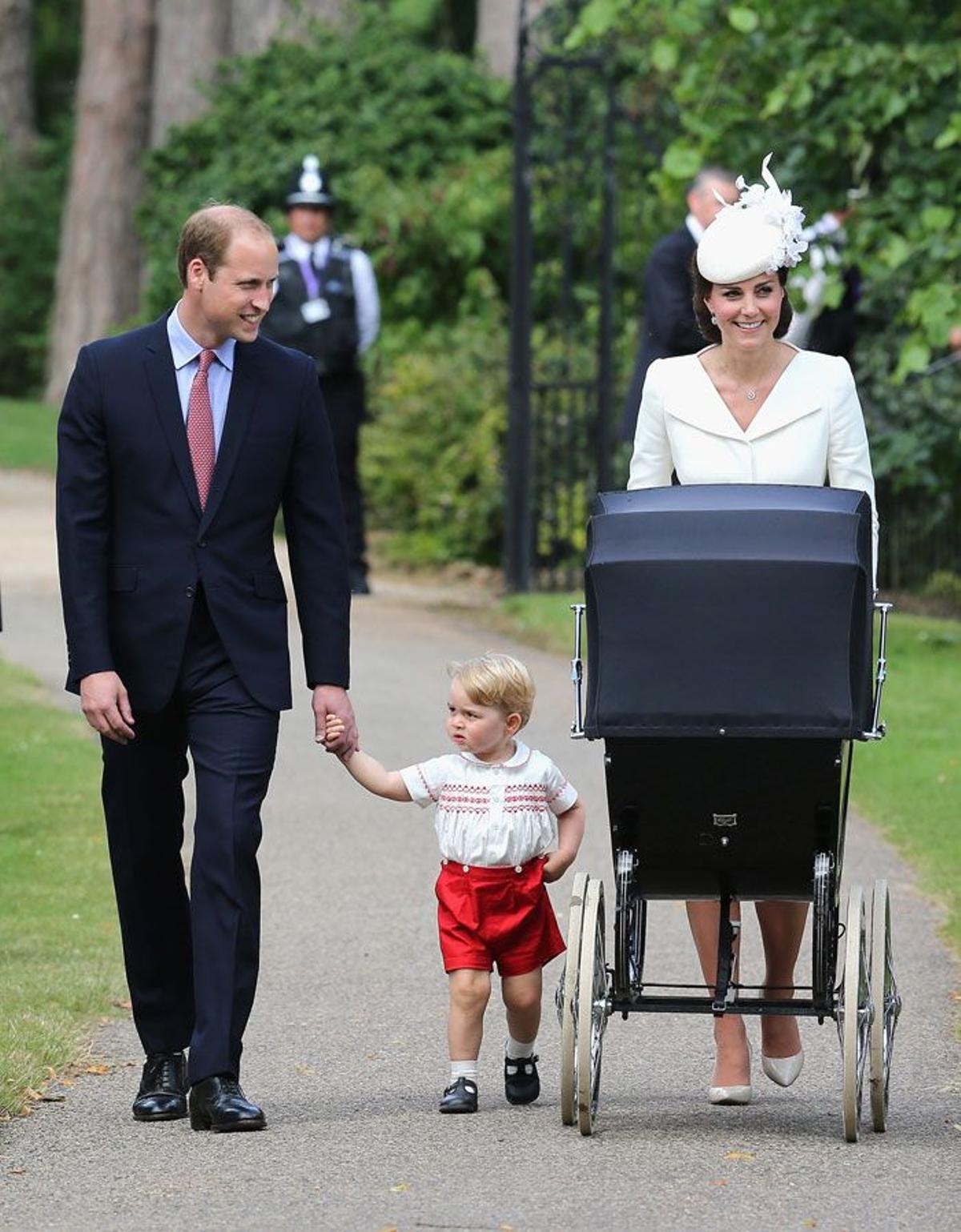 Los duques de Cambridge con sus hijos, durante el bautizo de Carlota