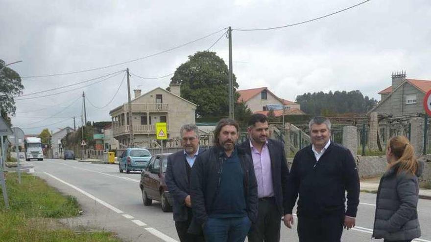 Visita de Uxío Benítez a la zzona en la que se va a actuar. // Noé Parga