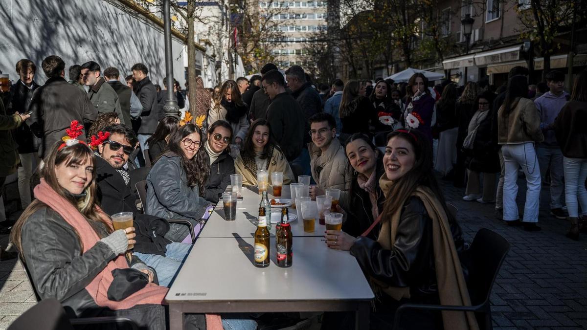 Ambiente festivo entre jóvenes durante las cañas de Nochebuena en Cáceres.