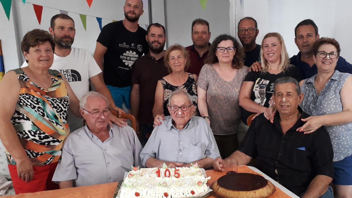 Familia y amigos junto a Antonio &quot;El Bolet&quot; en la celebración de su último cumpleaños