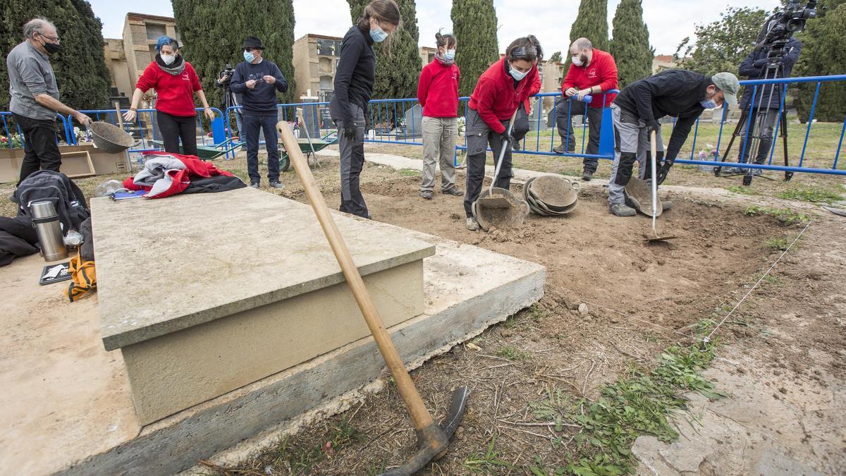 El cementerio de Alicante acoge la primera exhumación de represaliados del franquismo