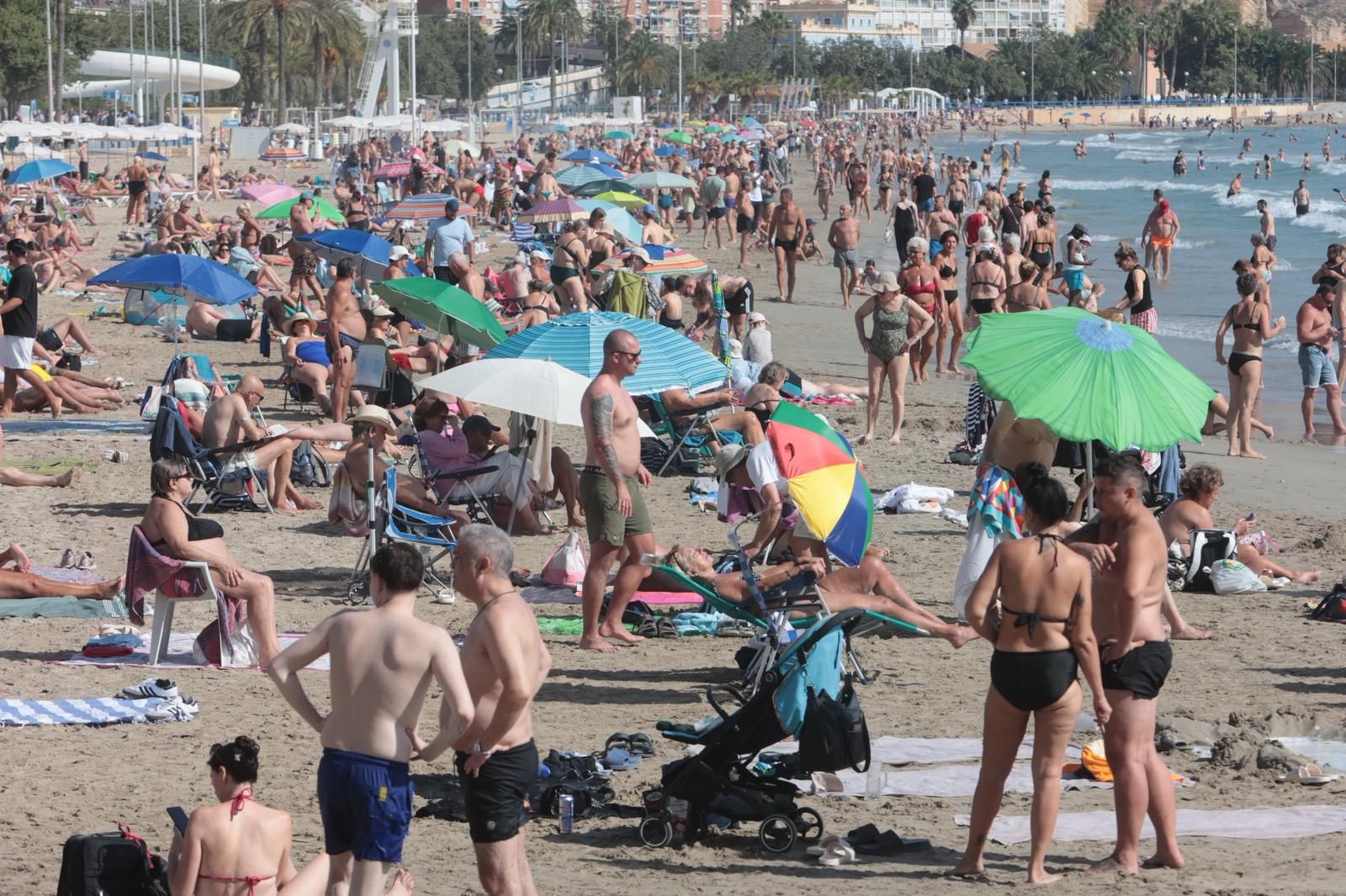 El martes de sol tras la dana Alice llena la playa del Postiguet de Alicante