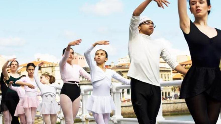 Un grupo de ballet, haciendo barra en el Muro de San Lorenzo de Gijón, en el «Día de la danza» del año pasado.