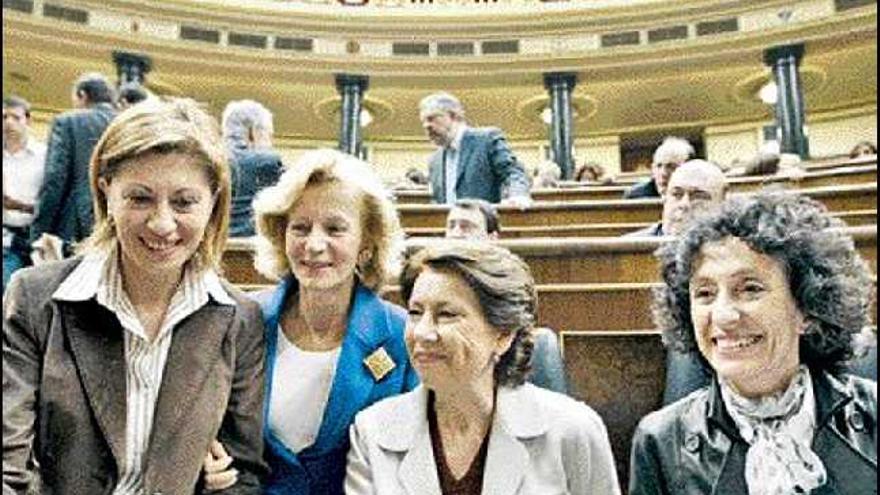 Las ministras en funciones Elena Espinosa, Elena Salgado, Magdalena Álvarez y Mercedes Cabrera, ayer. / EFE