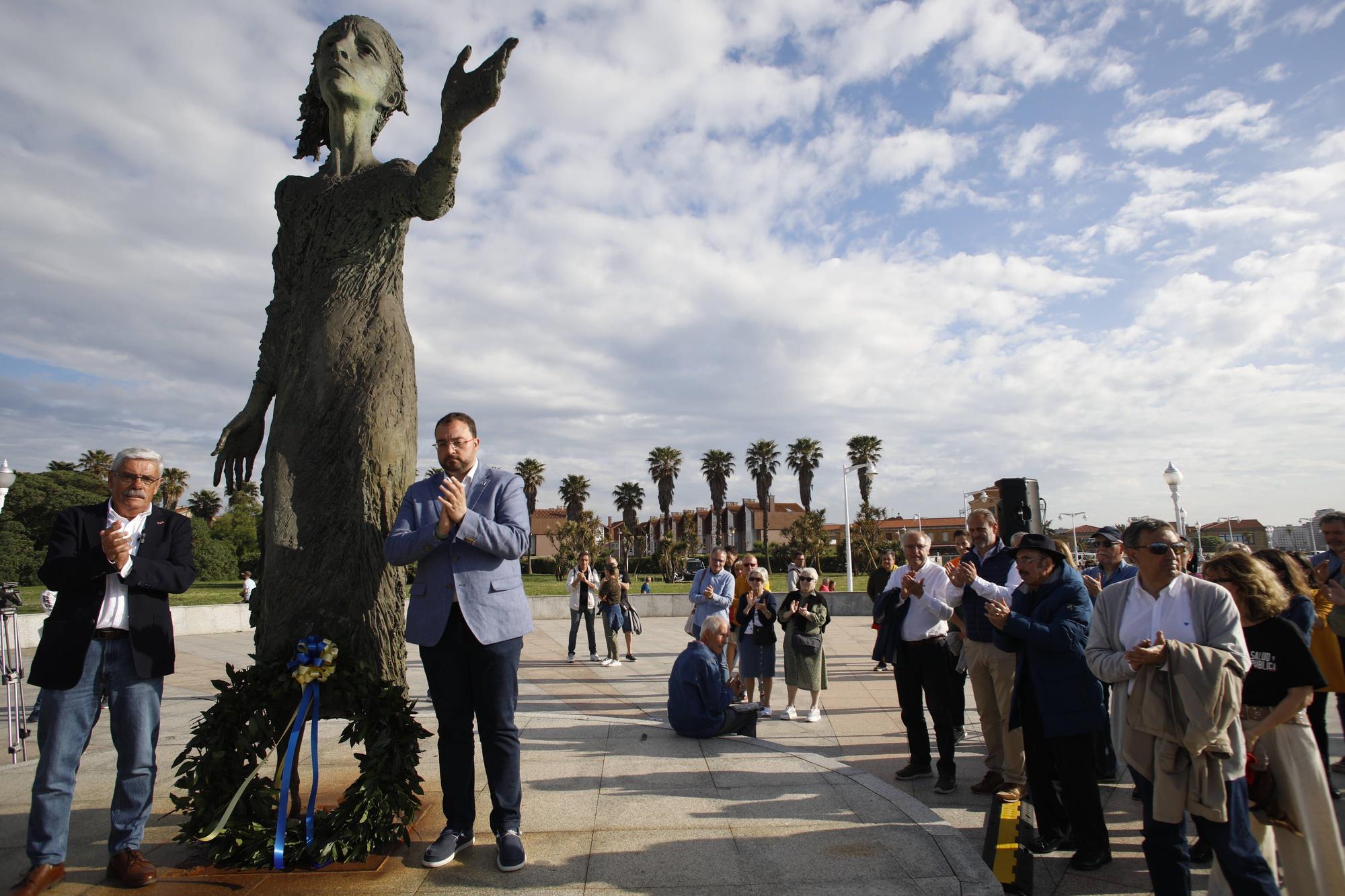 EN IMÁGENES:  Así fue el homenaje a los exiliados por la Guerra Civil y la posterior represión franquista organizado por los socialistas de Gijón junto a la estatua de "La Madre del Emigrante"