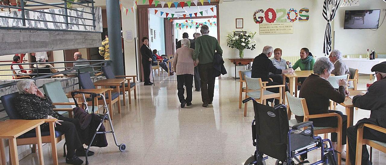 Varias personas en la residencia de mayores Fundación San Rosendo de Ourense. |   // IÑAKI OSORIO