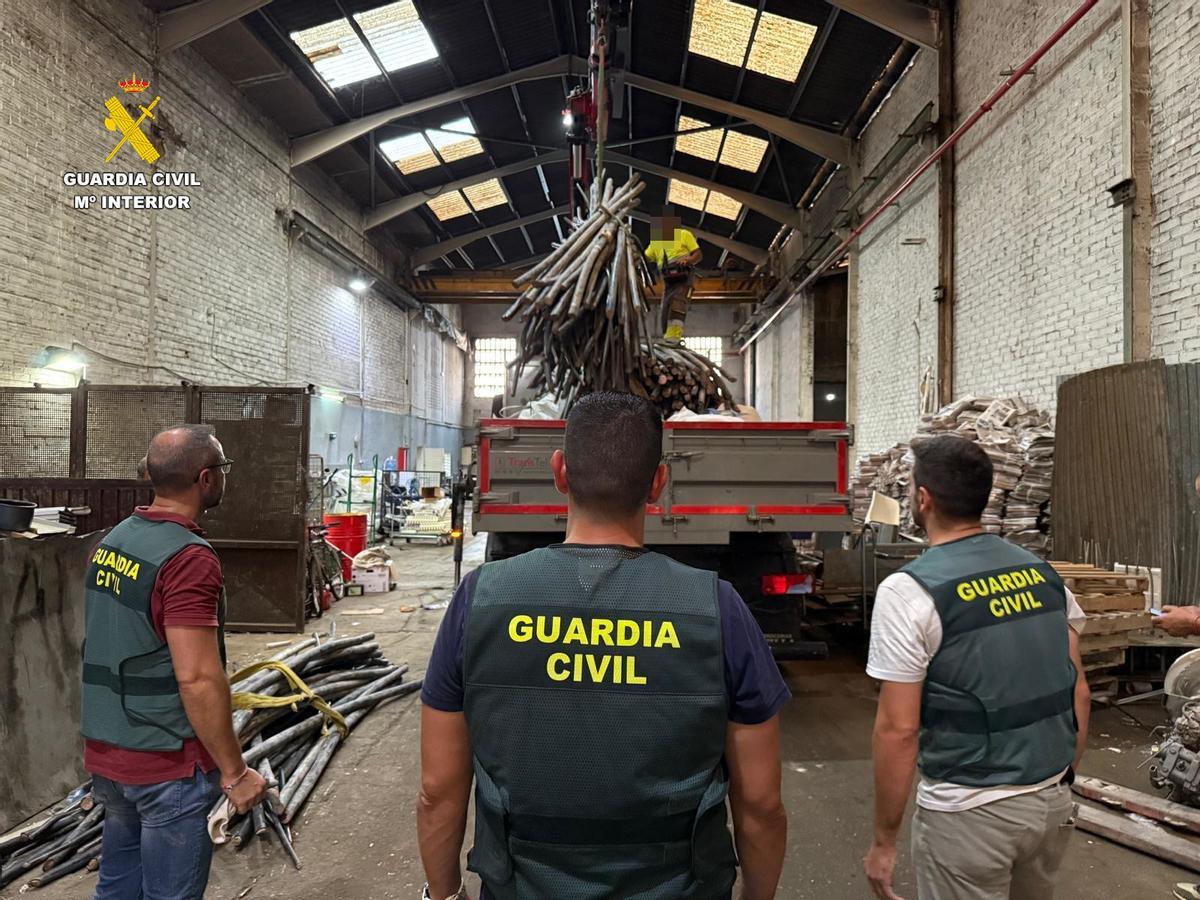 Un grupo de agentes, durante la investigación.