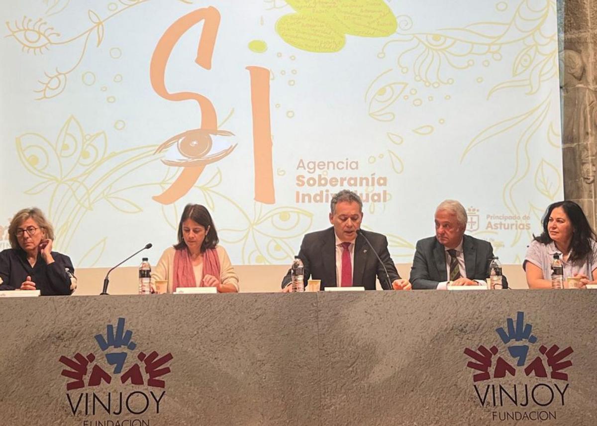 Por la izquierda, María Eugenia Prendes, Adriana Lastra, Adolfo Rivas, Jesús María Chamorro y Encarnación Vicente.  | LNE