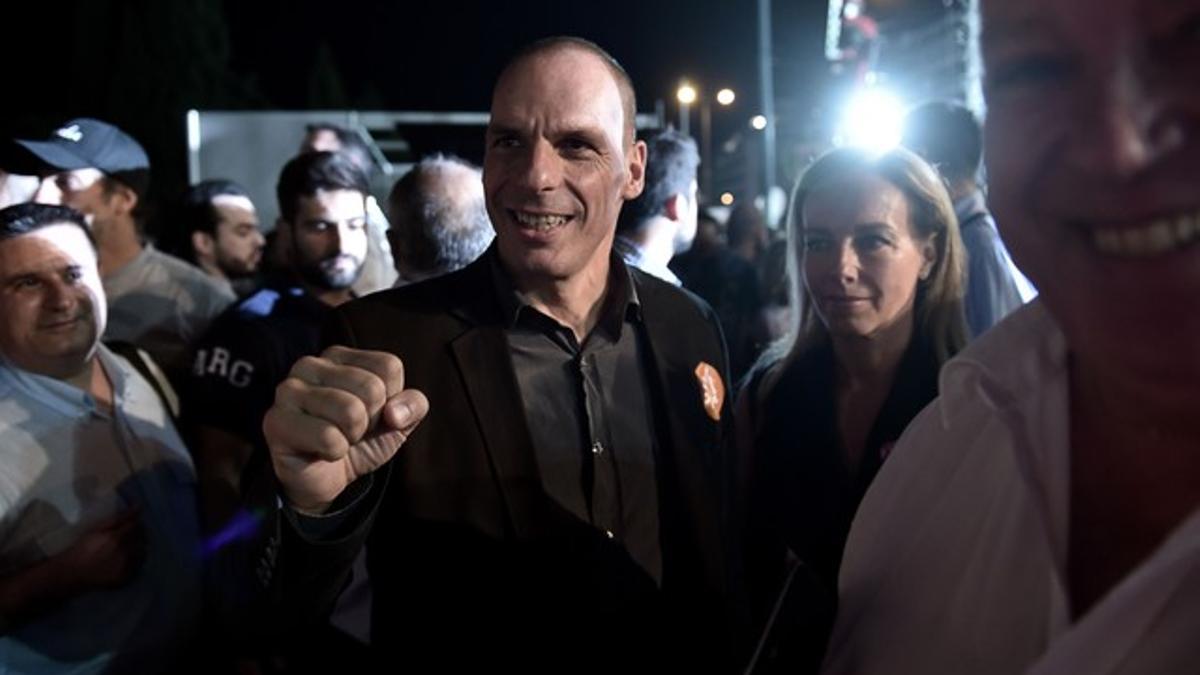 El ministro de Finanzas griego, Yanis Varoufakis, durante la manifestación por el 'no' este viernes en la plaza Sintagma de Atenas.