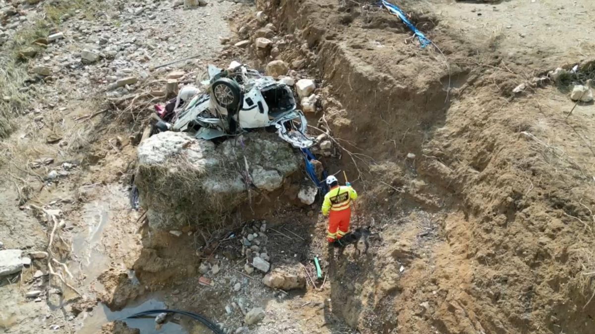 Wenceslao Fernández y "Anja", durante uno de sus operativos de búsqueda en la zona del Barranco del Gallo, en Chiva (Valencia).